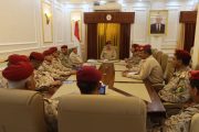 وزير الدفاع يترأس اجتماعاً بقيادة وزارة الدفاع ويوجه بالبقاء في أعلى درجات الجهوزية والاستعداد