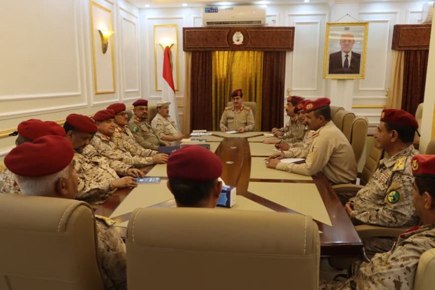 وزير الدفاع يترأس اجتماعاً بقيادة وزارة الدفاع ويوجه بالبقاء في أعلى درجات الجهوزية والاستعداد