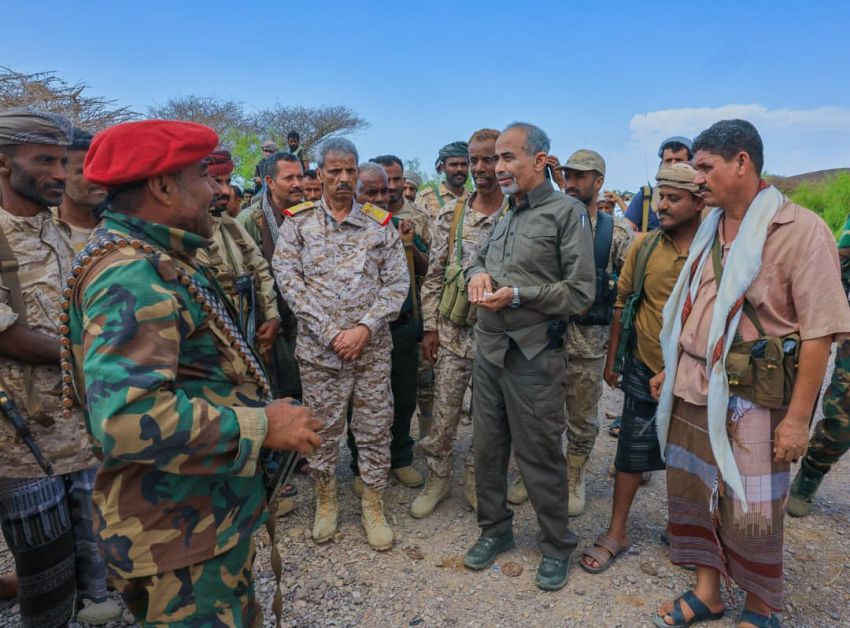 عضو مجلس القيادة الصبيحي يتفقد ابطال القوات المسلحة في الخطوط الأمامية لجبهتي باب المندب وطور الباحة