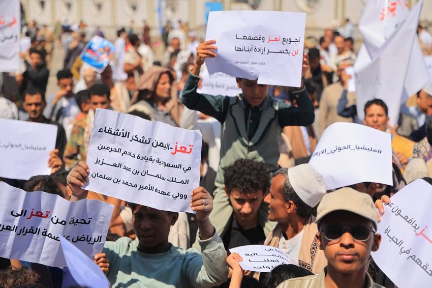 وقفة حاشدة بتعز تؤكد وحدة الصف وتطالب بموقف أممي لفك الحصار عن المدينة وفتح الطرقات