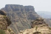 مليشيا الحوثي تشن هجوما واسعاً للسيطرة على قلعة المقاطرة وتمطر طور الباحة بالقذائف